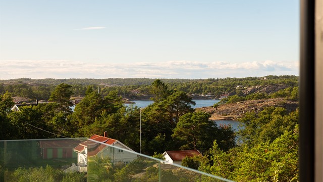Nyt altanens utsikt. I vest sees den store Kjerringholmen, med Løperen og Asmaløy i bakgrunnen.