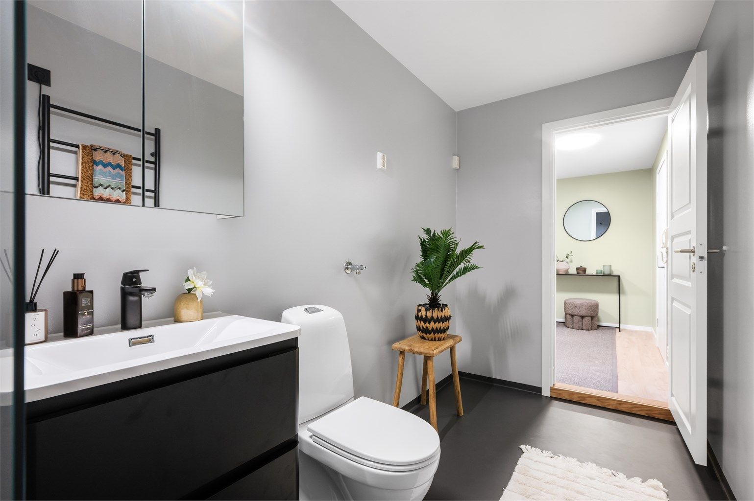 Rommet har mekanisk avtrekk som sikrer et godt inneklima.