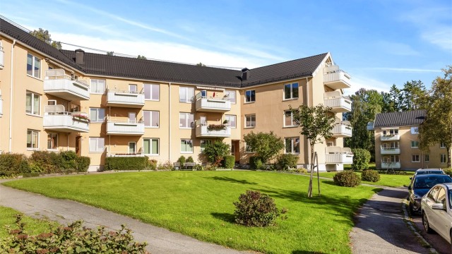 Her bor du fredelig, med gangavstand til barnehager, skoler, T-bane, buss og flotte turområder, samtidig kort vei til sentrum.
