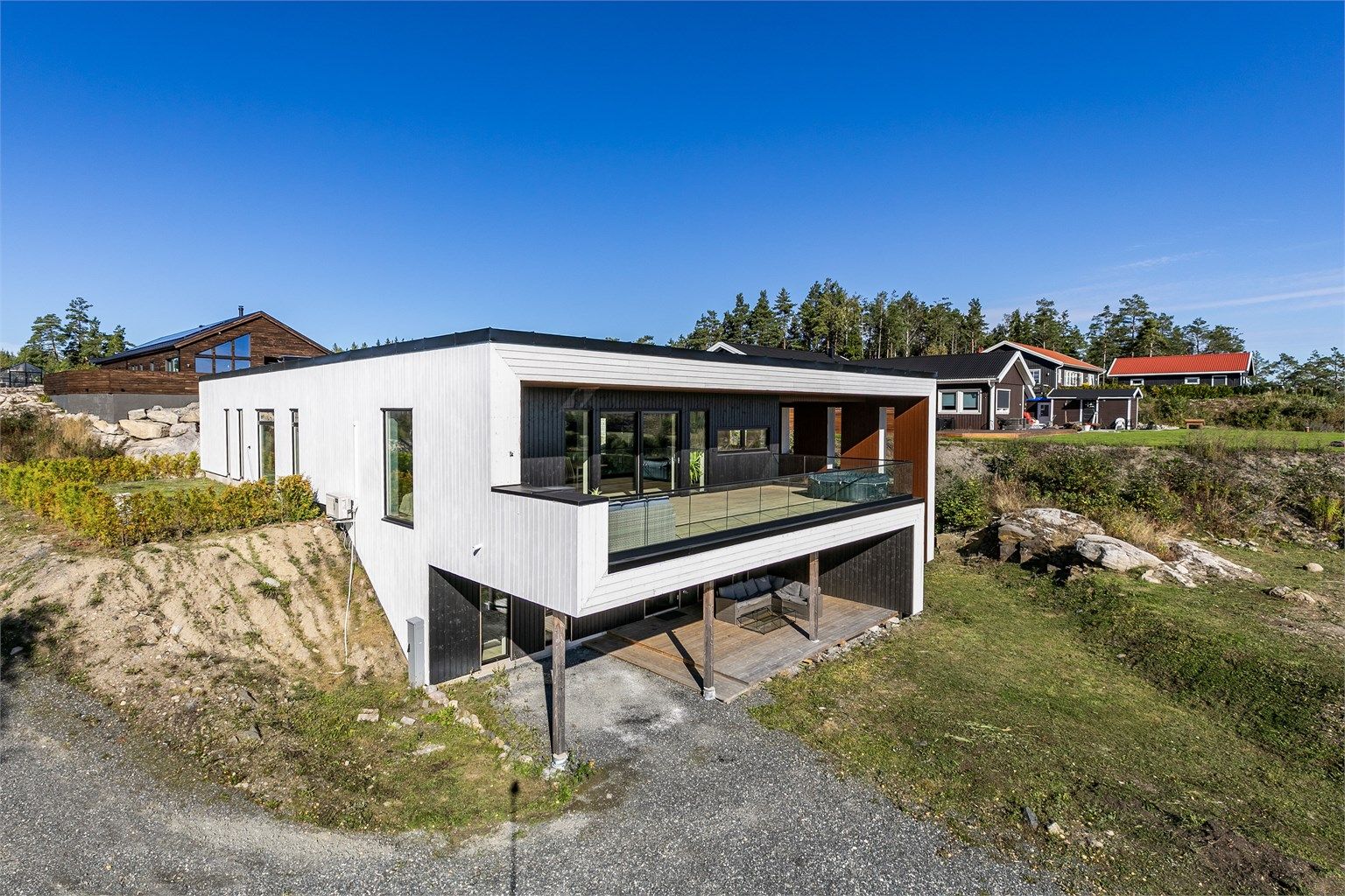 Biloppstillingsplasser til hybelen er anlagt nederst i hagen.