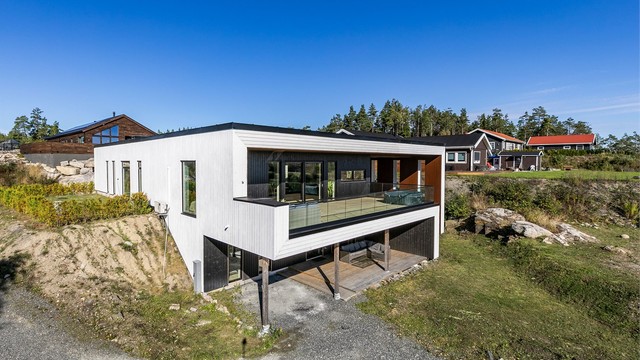 Biloppstillingsplasser til hybelen er anlagt nederst i hagen.