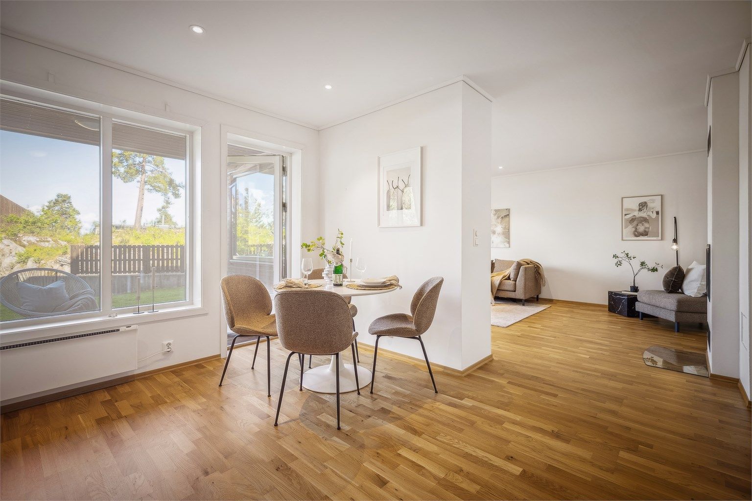 God plass til spisemøblement som innbyr til sosialt samvær med familie og venner