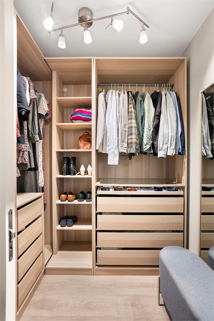 Walk-in garderobe tilknyttet hovedsoverommet.
