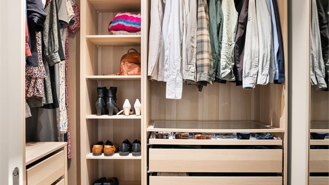 Walk-in garderobe tilknyttet hovedsoverommet.
