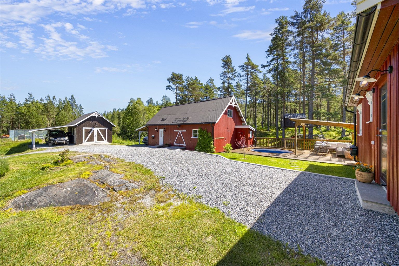 Gruslagt innkjørsel og et hyggelig tun mellom bygningene.