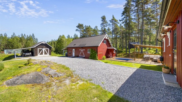 Gruslagt innkjørsel og et hyggelig tun mellom bygningene.