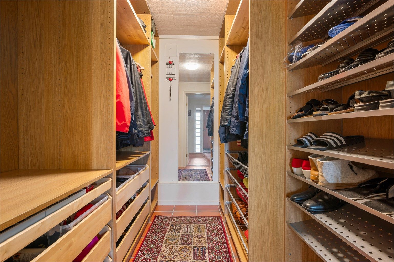 Walk in-garderobe ved hallen i underetasjen. 