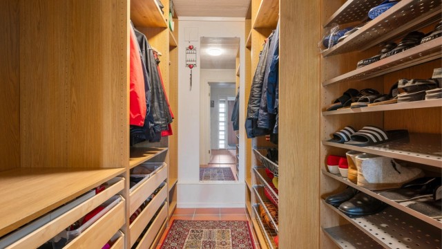 Walk in-garderobe ved hallen i underetasjen.