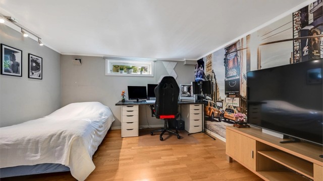Innredet kjellerrom benyttet til kontor og arbeidsplass. (Ikke godkjent til varig opphold)
