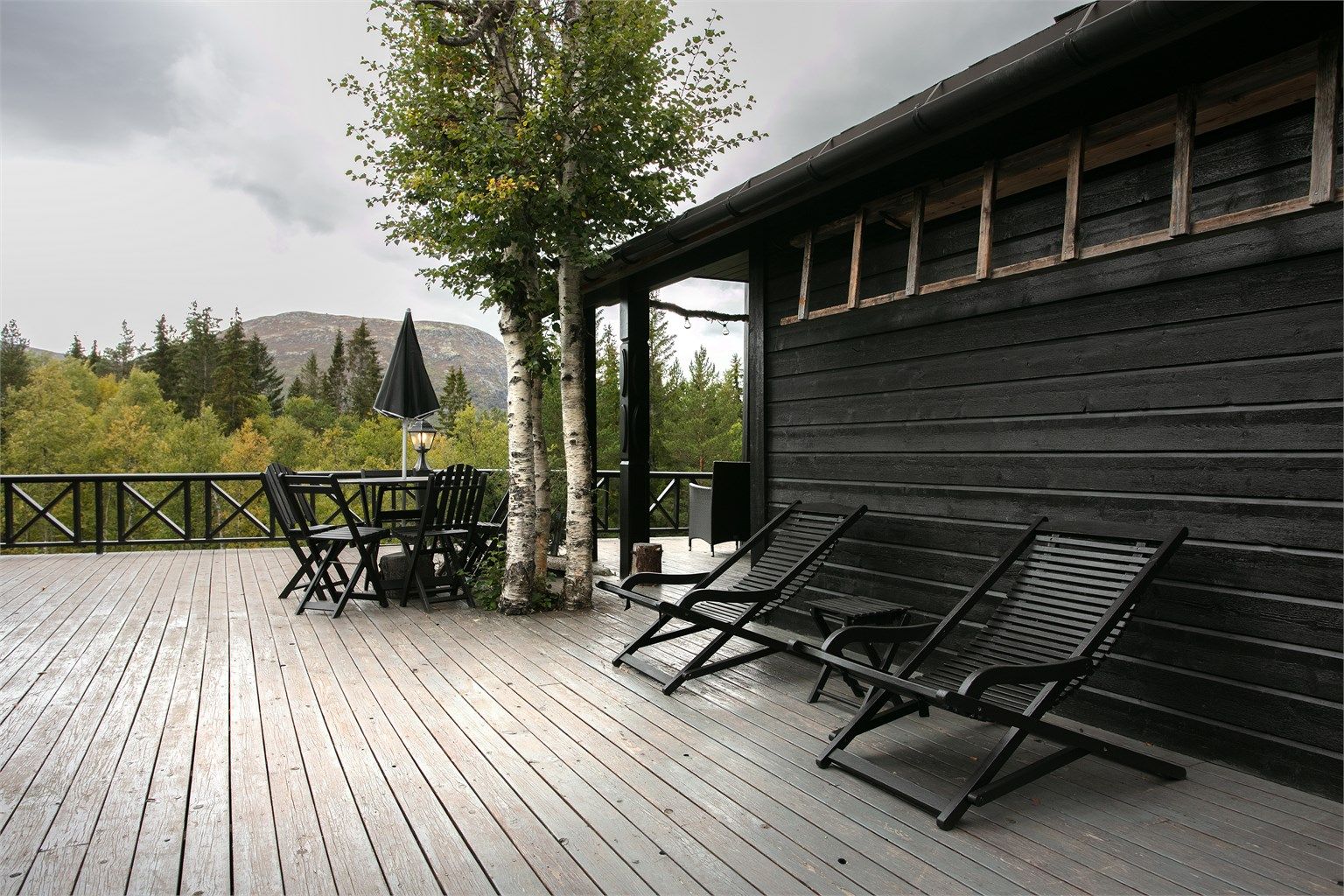 Terrassedekket er fint tilpasset terrenget og åpner opp mot fjellandskapet.