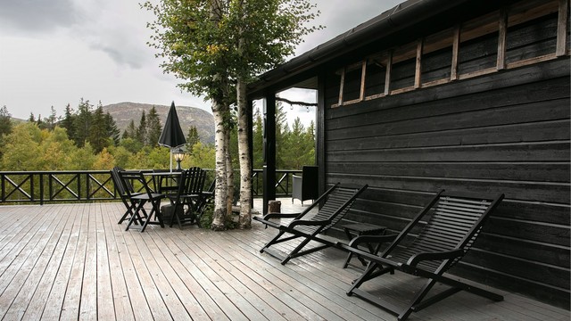 Terrassedekket er fint tilpasset terrenget og åpner opp mot fjellandskapet.