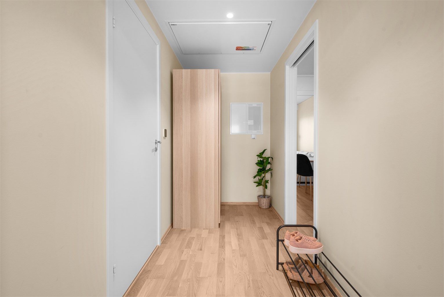 Entréen ønsker velkommen med parkett på gulv og plass til garderobeløsning.