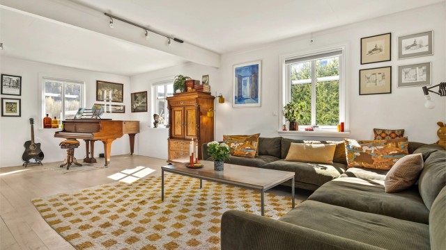 Hovedstuen er romslig og har plass til flere sittegrupper. Rommet har heltre gulvbord og store vindusflater.