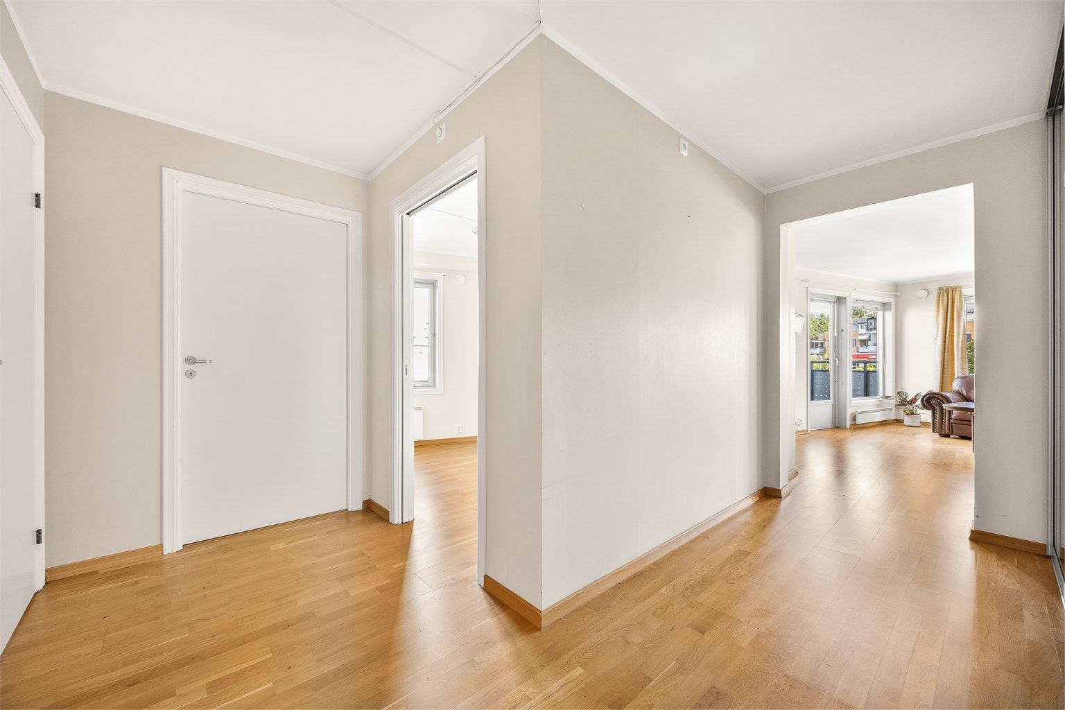 Entreen er stor og gir lett tilgjengelighet til boligens soverom, stue og bad