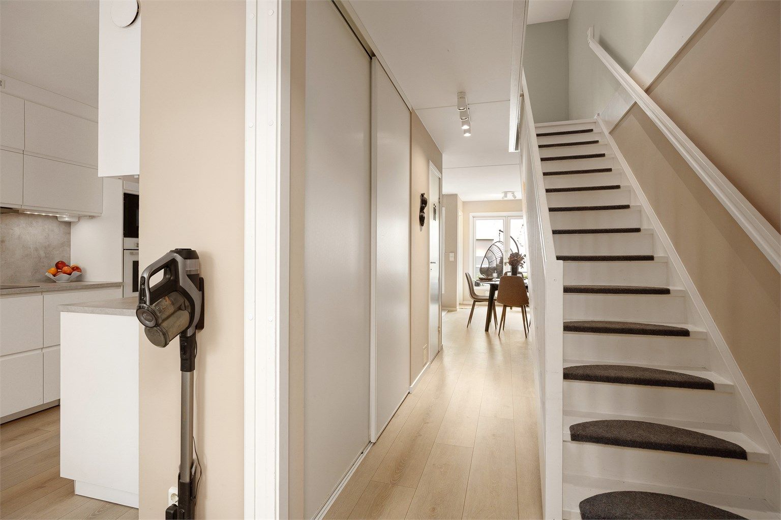 Skyvedørsgarderobe og trapp opp til 2. etasje 