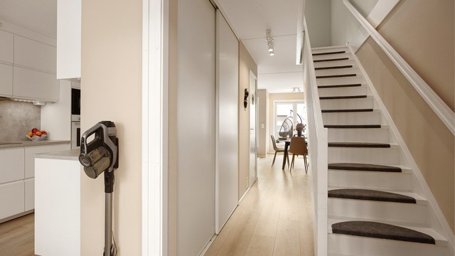 Skyvedørsgarderobe og trapp opp til 2. etasje