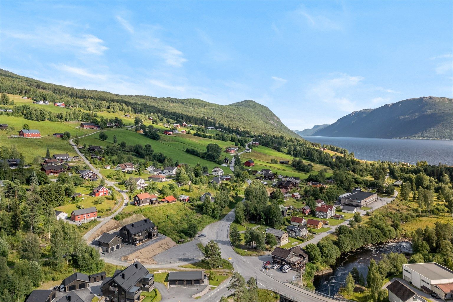 Leiligheten har en flott beliggenhet i Austbygde i Tinn kommune. Området er omgitt av storslått natur og fjellandskap