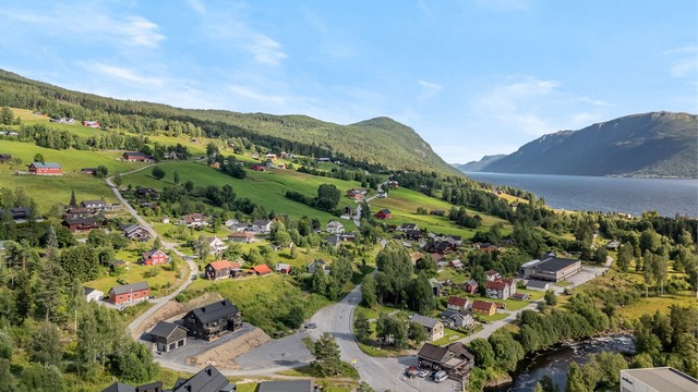 Leiligheten har en flott beliggenhet i Austbygde i Tinn kommune. Området er omgitt av storslått natur og fjellandskap