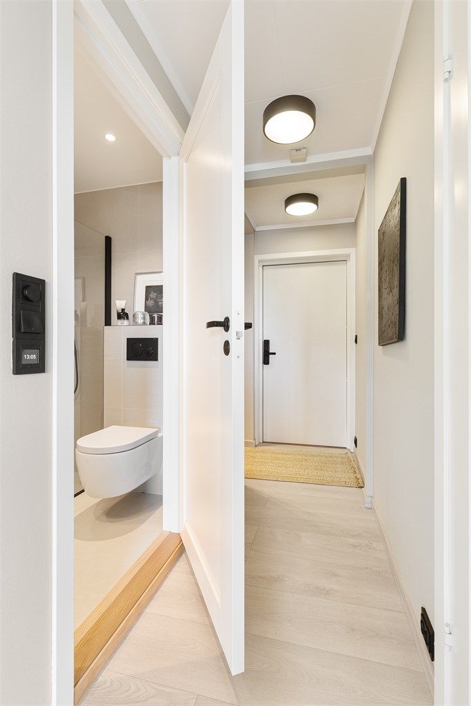 Fra gangen er det adkomst til badet. Rør-i-rør-system med fordelerskap plassert på badet.