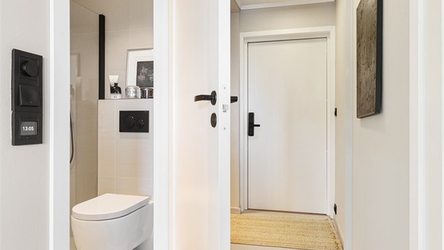 Fra gangen er det adkomst til badet. Rør-i-rør-system med fordelerskap plassert på badet.