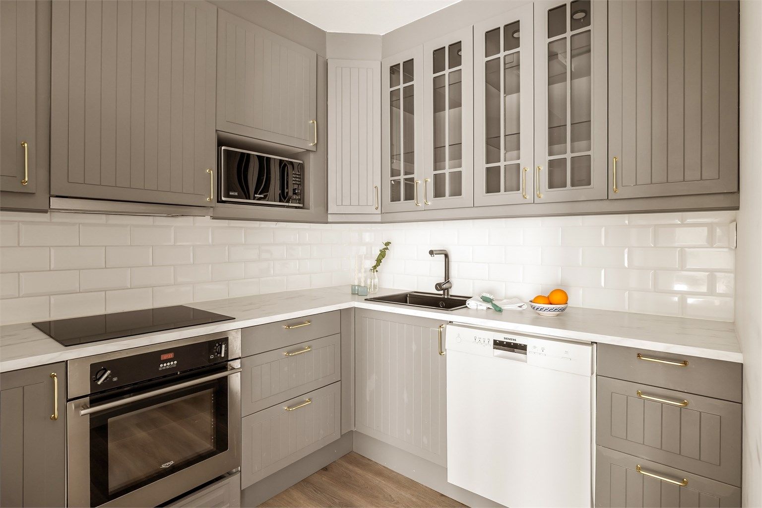 Leiligheten har en åpen løsning mellom stue og kjøkken. Kjøkkeninnredningen er fra 2013 med integrerte hvitevarer.