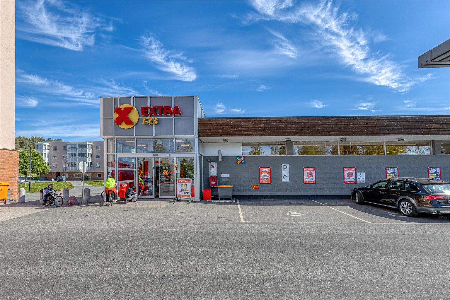 Coop Extra på Løvenstad ligger i kort gangavstand fra boligen.