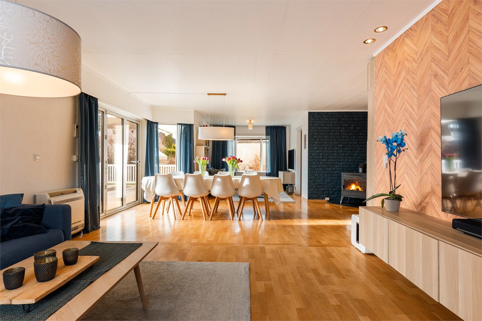 I den store stuen er det god plass til familiens felles opphold i hverdagen og ulike, større anledninger.