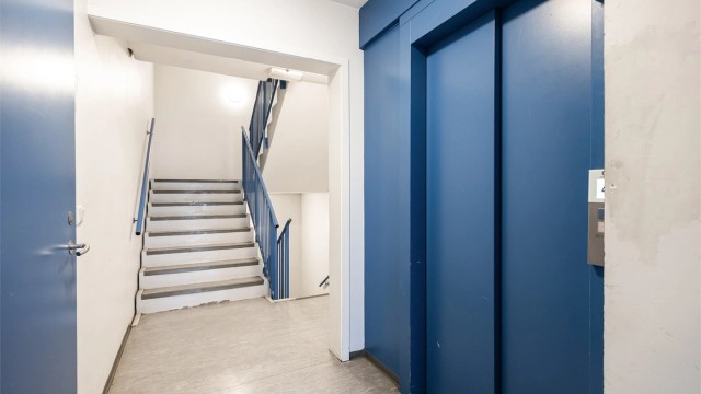 Det er adkomst via felles trappeoppgang med callinganlegg og heis.
