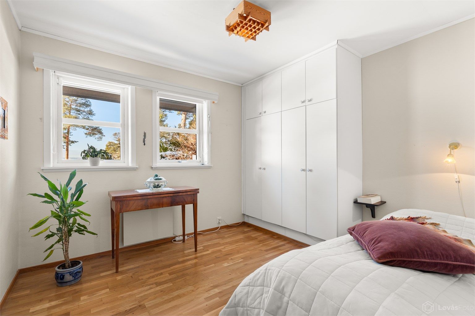 Boligen har totalt fire soverom, hvorav tre er i underetasjen