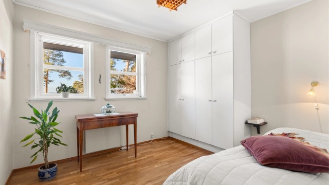 Boligen har totalt fire soverom, hvorav tre er i underetasjen