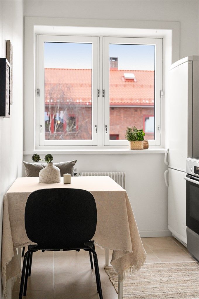 På kjøkkenet er det også plass til å etablere en ytterligere spisesone, perfekt for å nyte morgenskaffen!