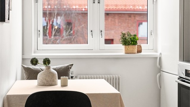 På kjøkkenet er det også plass til å etablere en ytterligere spisesone, perfekt for å nyte morgenskaffen!