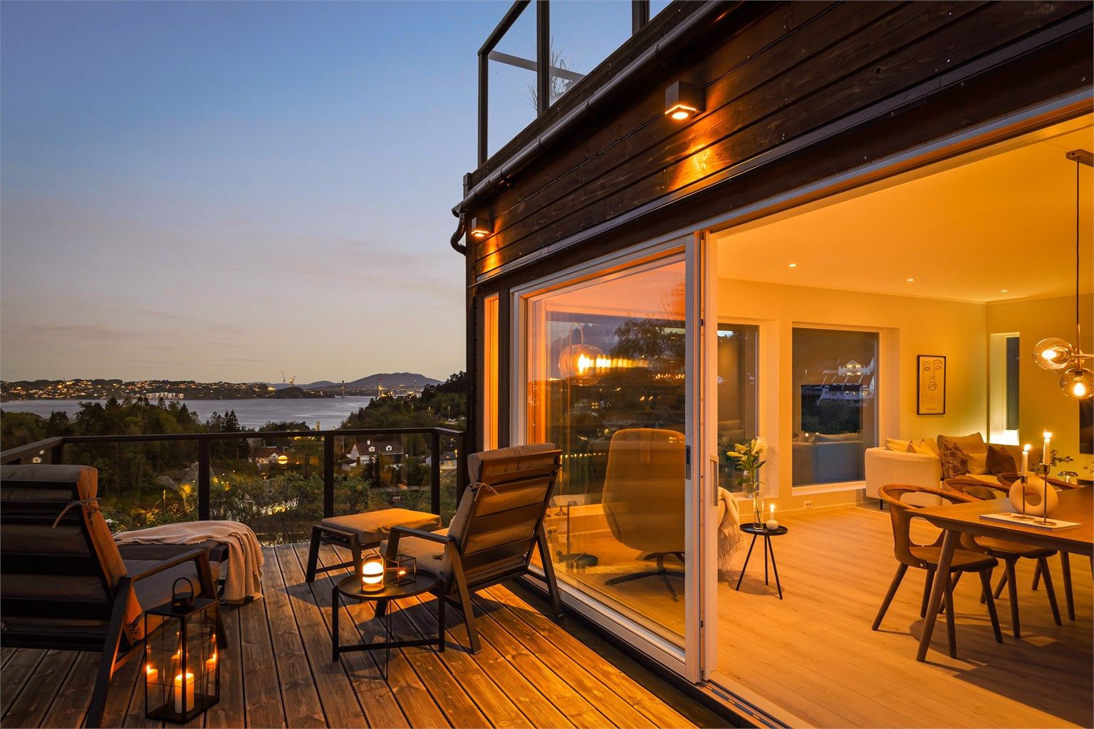 Balkong på hele 25,6 m² like utenfor stuen og kjøkkenet. Glassrekkverk også her i likhet med takterrassen. Møre Royal terrassebord.