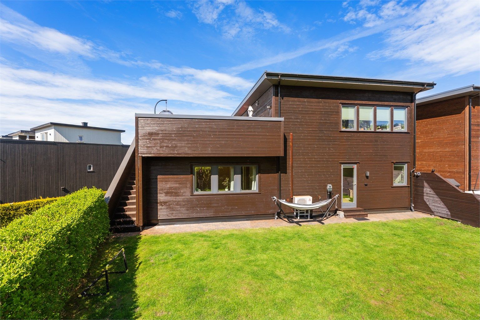 Hagen er meget romslig og har god plass til trampoline, fotballmål, eller det du måtte ønske. 