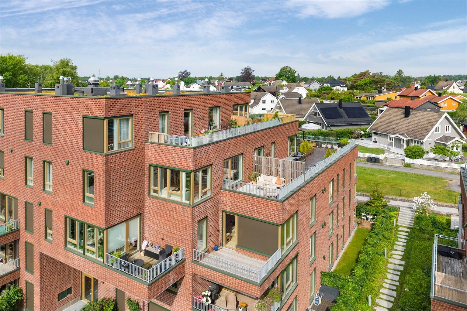 Leiligheten har en fin intern beliggenhet med en stor og åpen uteplass. 