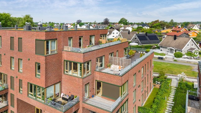 Leiligheten har en fin intern beliggenhet med en stor og åpen uteplass.