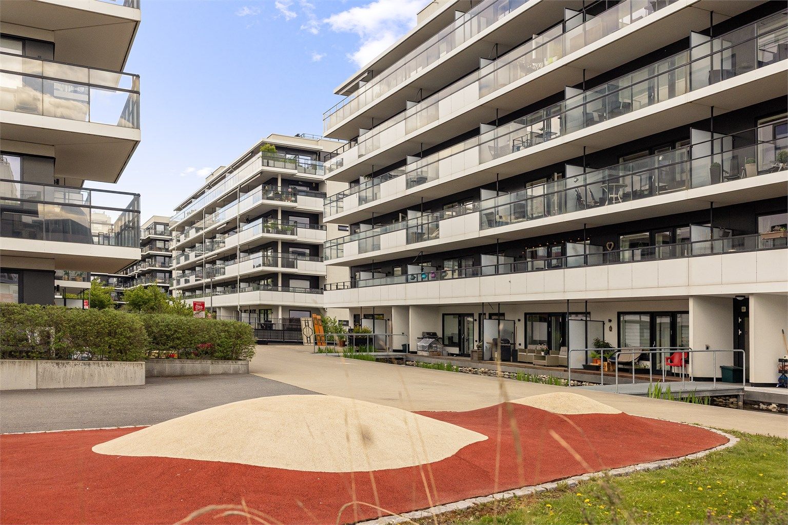 Tiedemannsbyen er kjennetegnet av moderne arkitektur og frodige, bilfrie fellesområder.