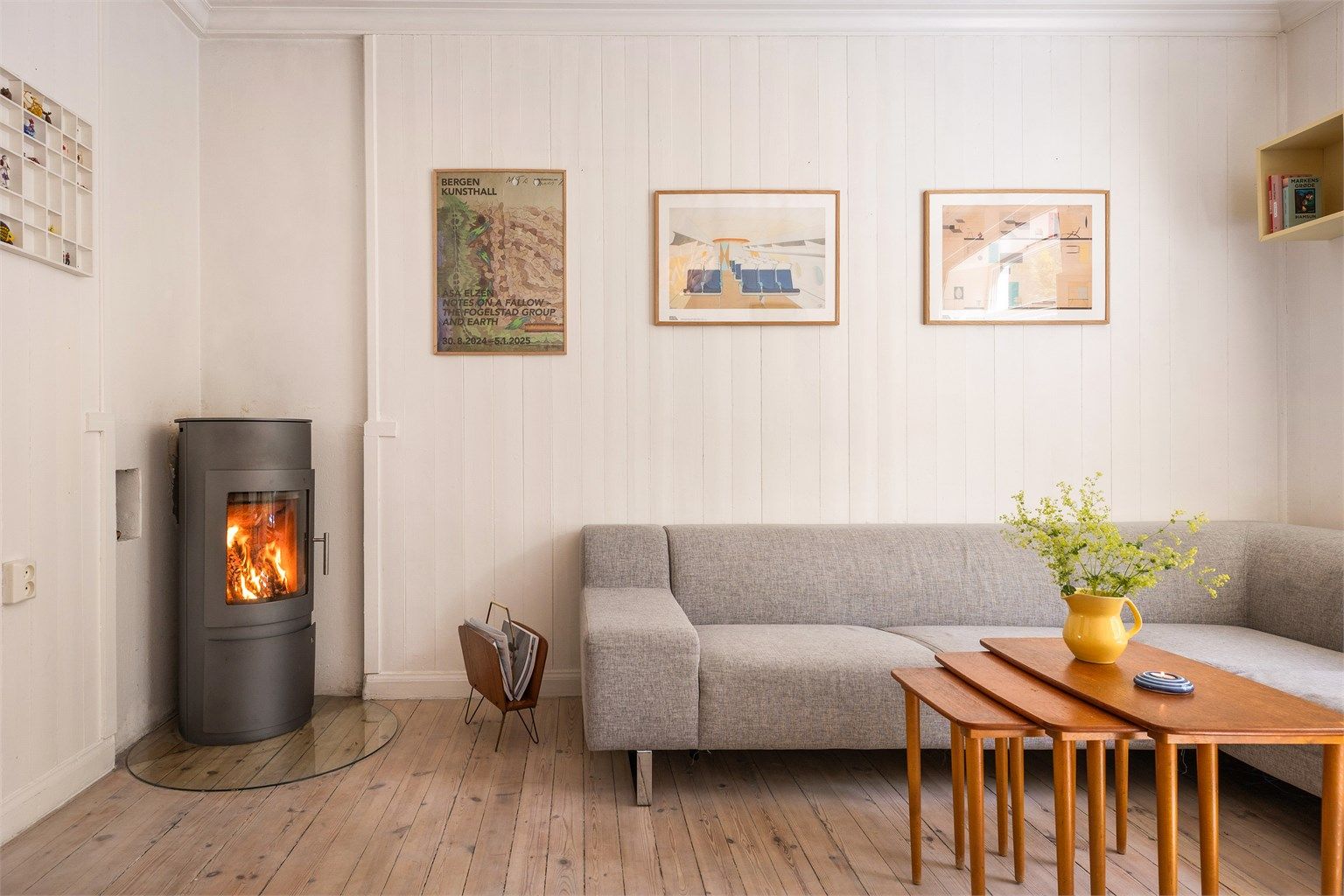 Peisovnen med glassfront gir en lun atmosfære og er en effektiv varmekilde.