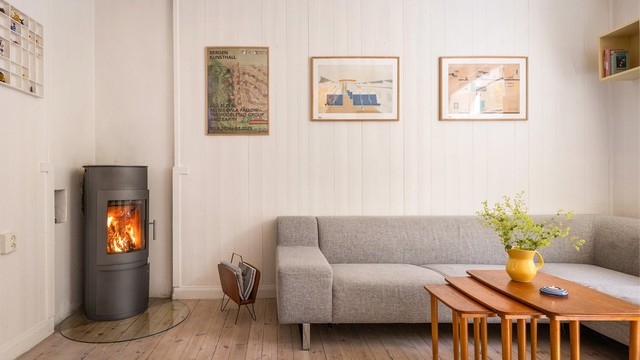 Peisovnen med glassfront gir en lun atmosfære og er en effektiv varmekilde.