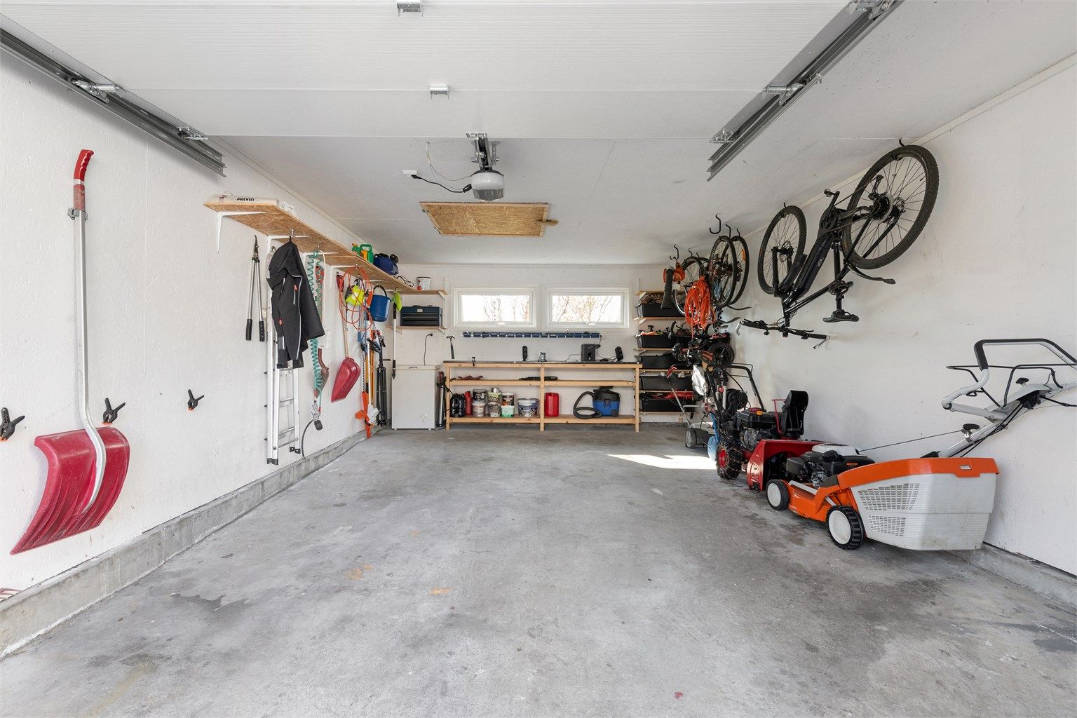 Den 29 m² store garasjen er isolert og gir rikelig med plass til bil, sykler og oppbevaring