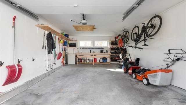 Den 29 m² store garasjen er isolert og gir rikelig med plass til bil, sykler og oppbevaring