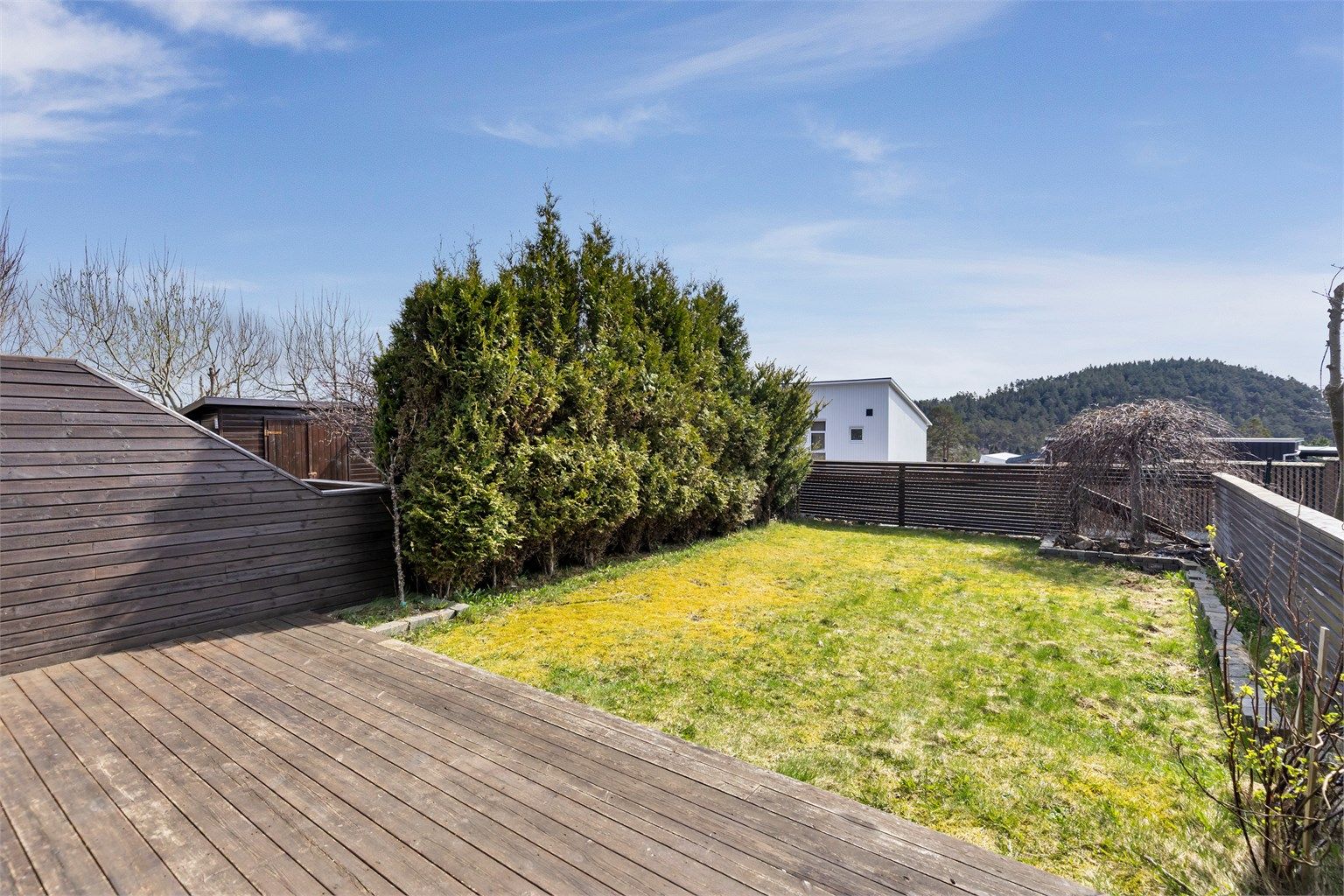 Treterrasse på ca 20 m² og en privat hage med gode solforhold. (Foto: Marianne Lyse)