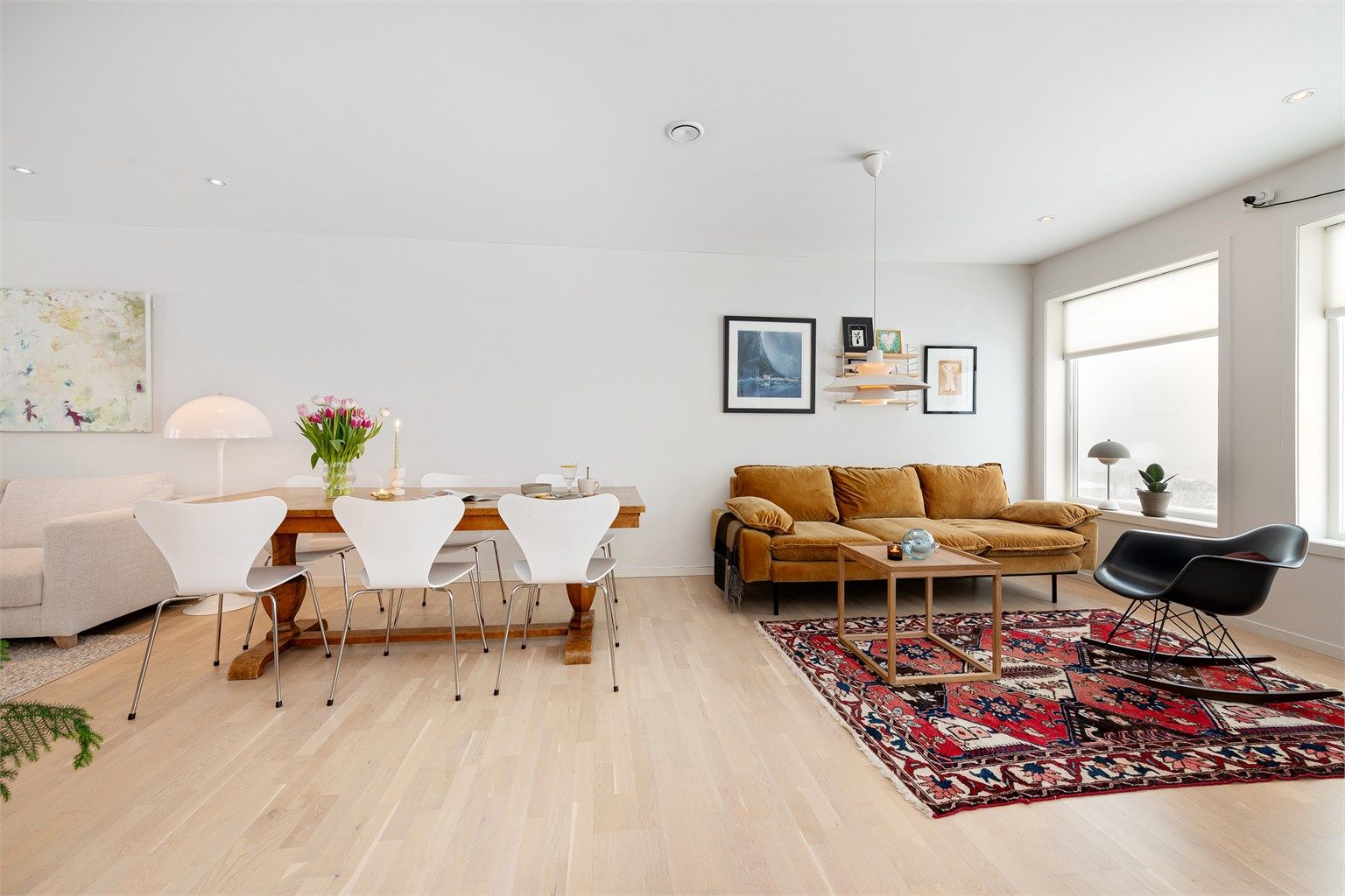 Rommet gir god plass til både sofagruppe og spisebord.