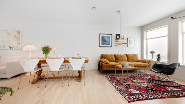 Rommet gir god plass til både sofagruppe og spisebord.