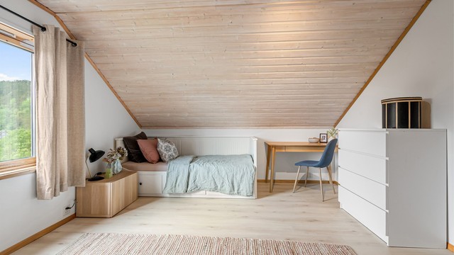 Soverommet på loftet har god plass til seng og oppbevaringsmøbler.