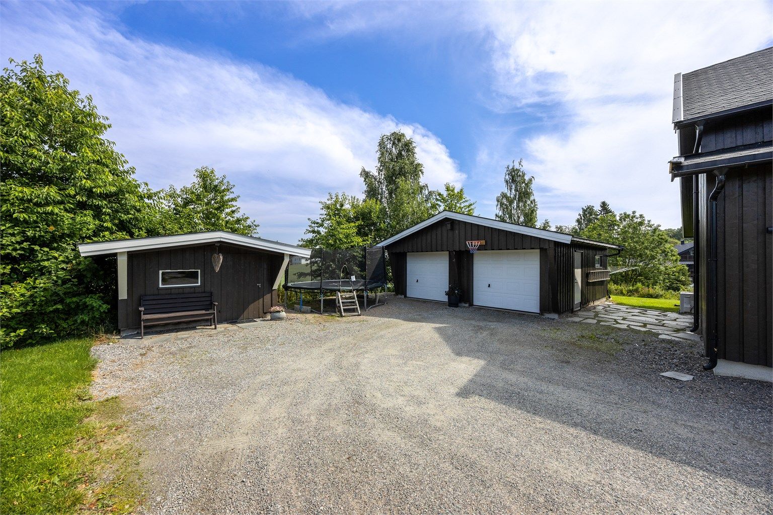 Stor, frittstående dobbelgarasje på 45 m² med to leddporter.