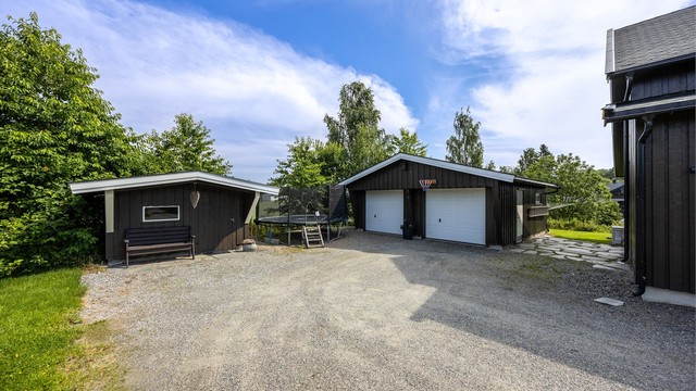 Stor, frittstående dobbelgarasje på 45 m² med to leddporter.