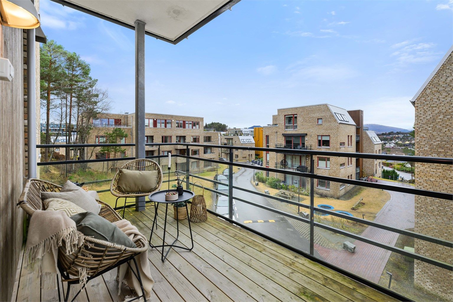 Velkommen til denne koselige leiligheten med  overbygget og luftig balkong på 8 kvm med fin utsikt over nærområdet