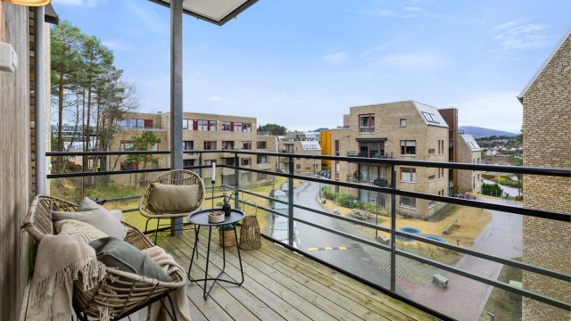 Velkommen til denne koselige leiligheten med overbygget og luftig balkong på 8 kvm med fin utsikt over nærområdet