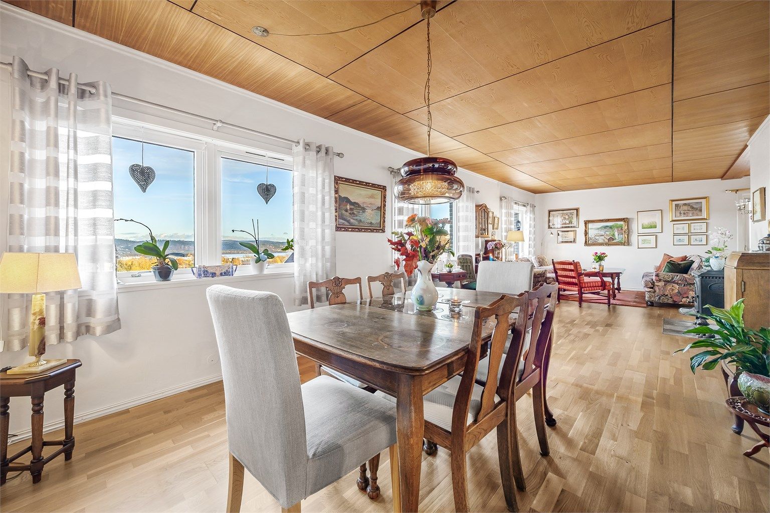 3-stavs parkett på gulv, malte vegger og plater i himling. Foto: Stine Prøitz Jørgensen